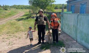 Евакуація на Дніпропетровщині триває. В низці прифронтових районів евакуюватися обов’язково мають родини з дітьми. Одній із таких родин виїхати допомогли поліцейські.