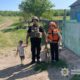 Евакуація на Дніпропетровщині триває. В низці прифронтових районів евакуюватися обов’язково мають родини з дітьми. Одній із таких родин виїхати допомогли поліцейські.