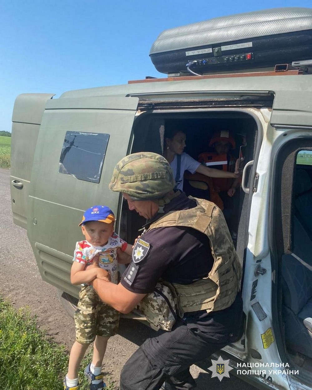 Евакуація на Дніпропетровщині триває: поліція допомогла виїхати родині з трьома дітьми (фото)
