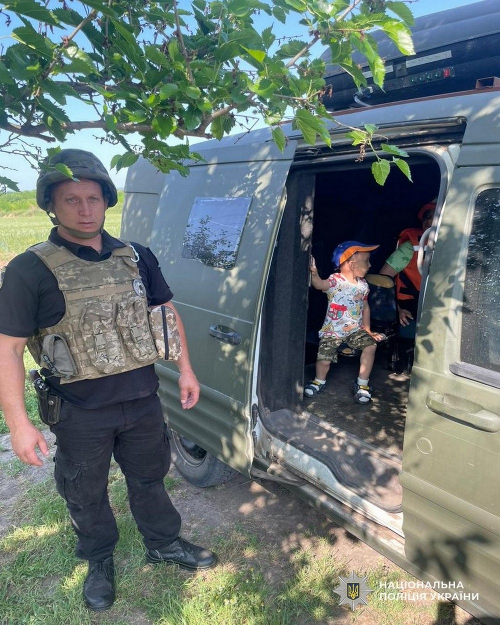 Евакуація на Дніпропетровщині триває: поліція допомогла виїхати родині з трьома дітьми (фото)