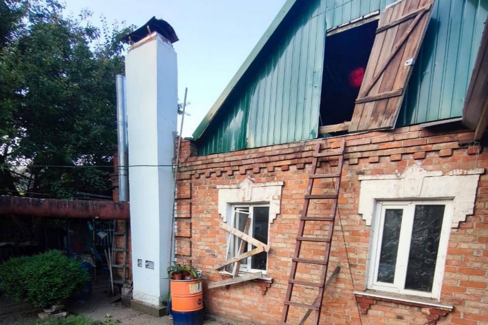 Ворог накрив Нікополь і район «Градом»: потрощено будинки і підприємство, у Межівській громаді загиблий, у Павлограді зросла кількість постраждалих
