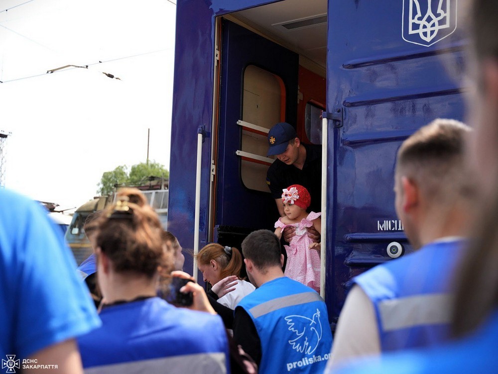 Триває евакуація на Дніпропетровщині: вже 100 дітей вивезли з Межівської громади, можна виїхати потягом до Закарпаття (фото)