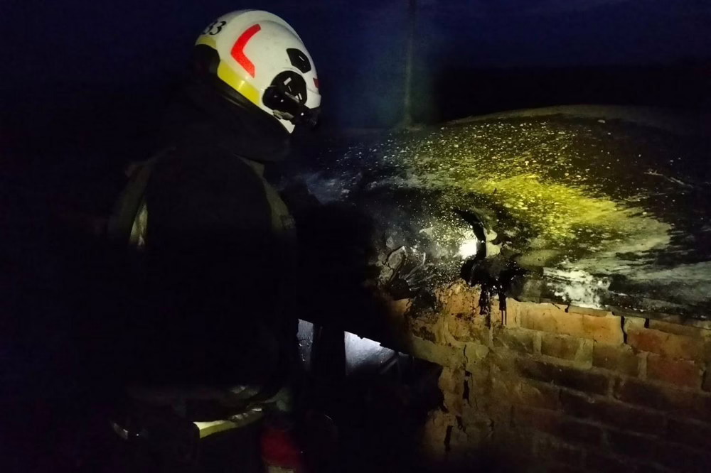 На Нікопольщині загорілася дев’ятиповерхівка, понівечено адмінбудівлю, під обстрілами був і Синельниківський район