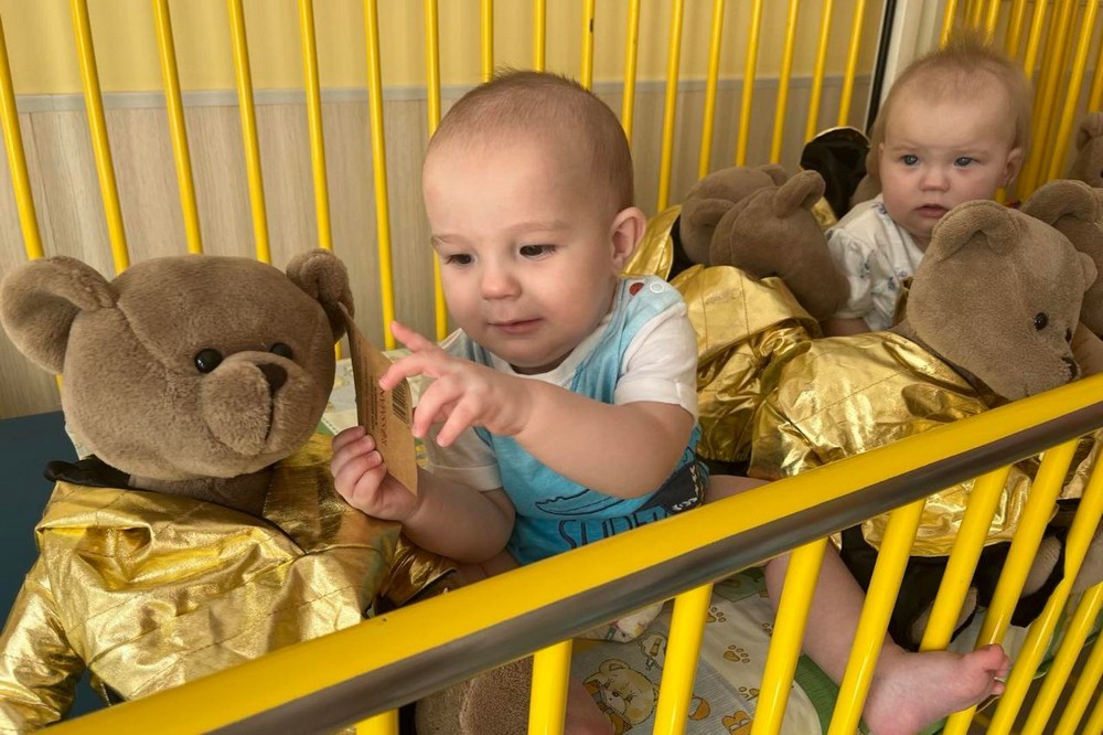 Дитяча лікарня у Нікополі отримала подарунки від благодійників: фото