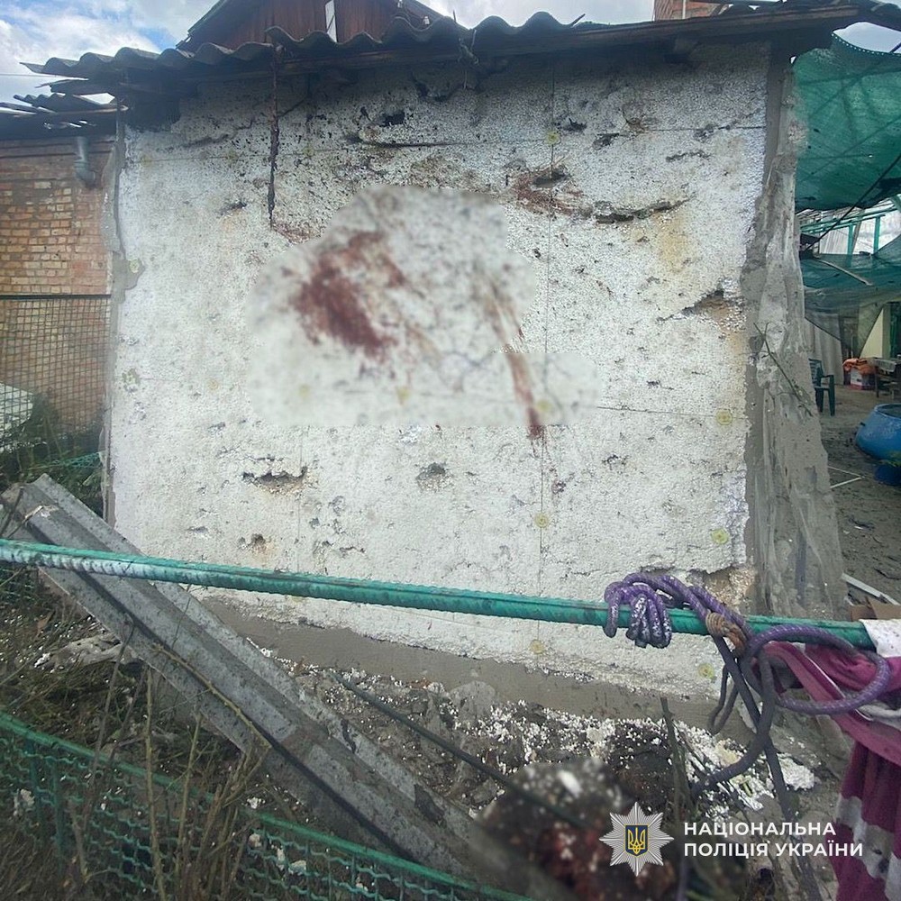 Фото наслідків смертельного обстрілу Нікополя і ударів по району