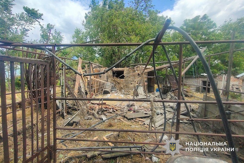 Фото наслідків смертельного обстрілу Нікополя і ударів по району