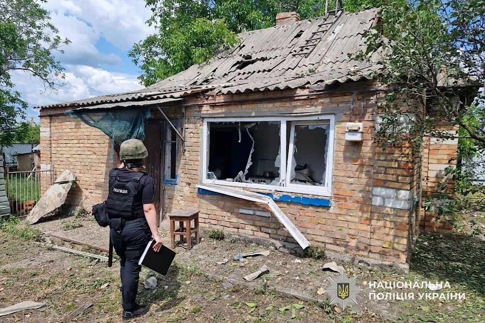 Фото наслідків смертельного обстрілу Нікополя і ударів по району