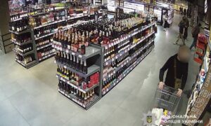 Батько з сином два дні поспіль обкрадали супермаркет у Дніпрі
