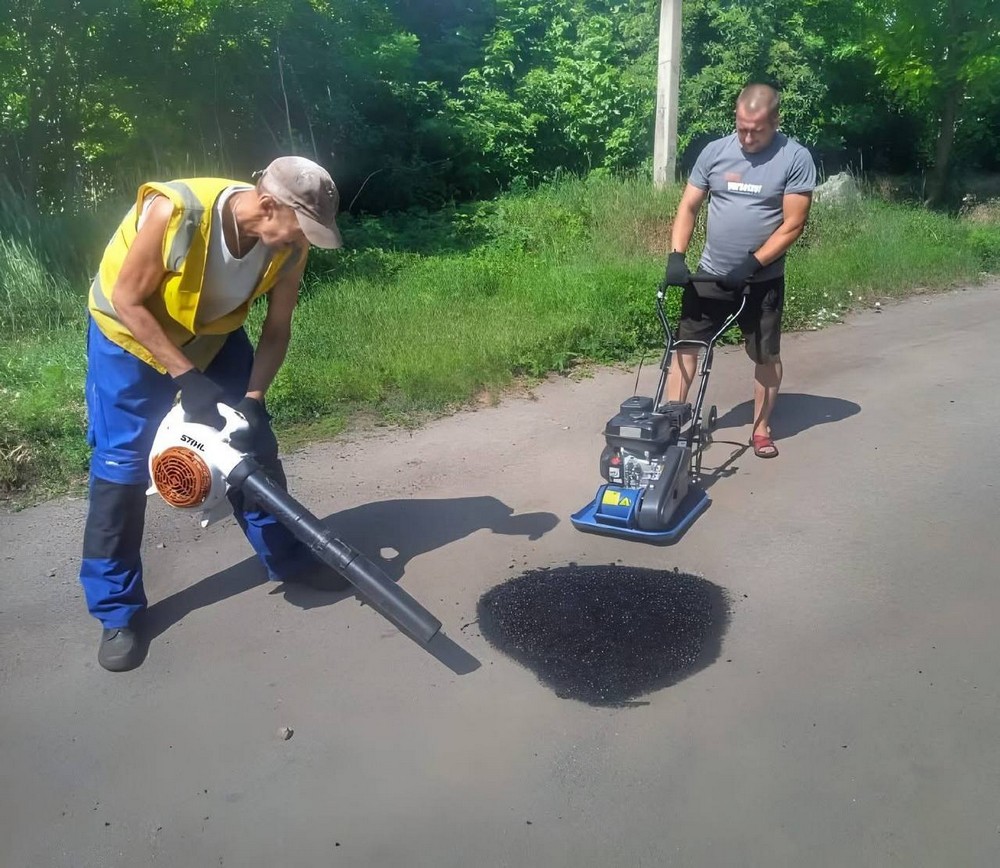 У Червоногригорівці на Нікопольщині розпочався ямковий ремонт доріг. Працівниками з благоустрою використовується сучасна технологія – холодний асфальт, який дозволяє швидко та ефективно ліквідовувати пошкодження дорожнього покриття.