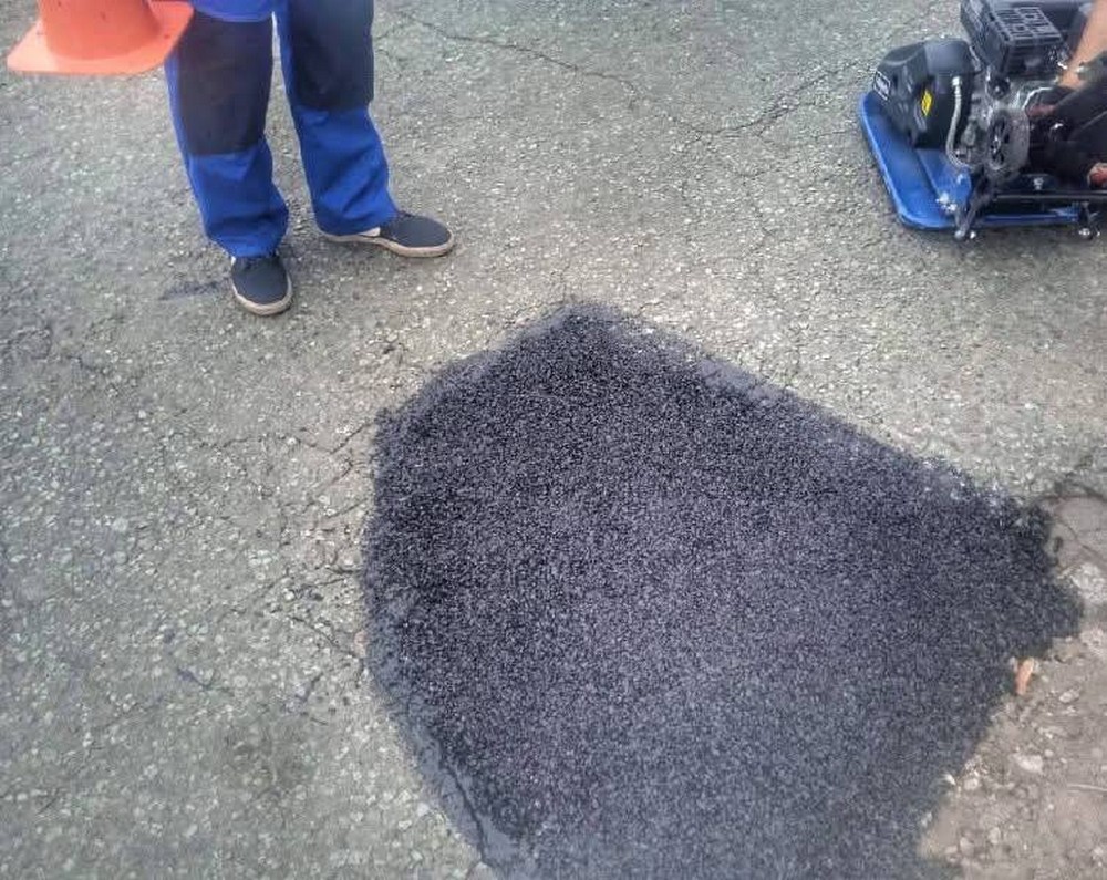 До уваги водіїв! У Червоногригорівці розпочався ямковий ремонт доріг (фото)