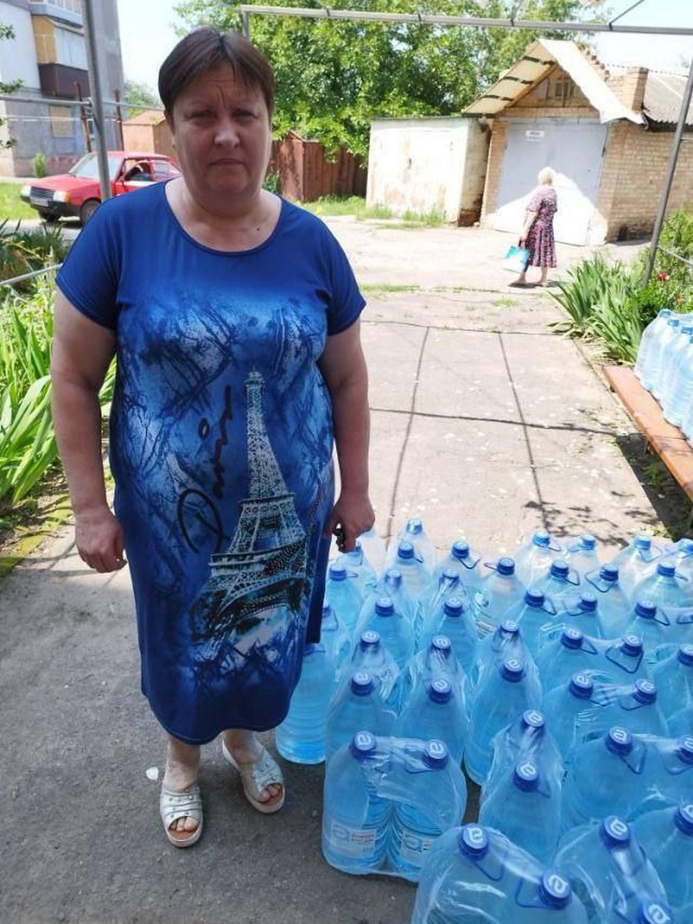 Мешканцям Марганецької громади продовжують роздавати воду благодійники.