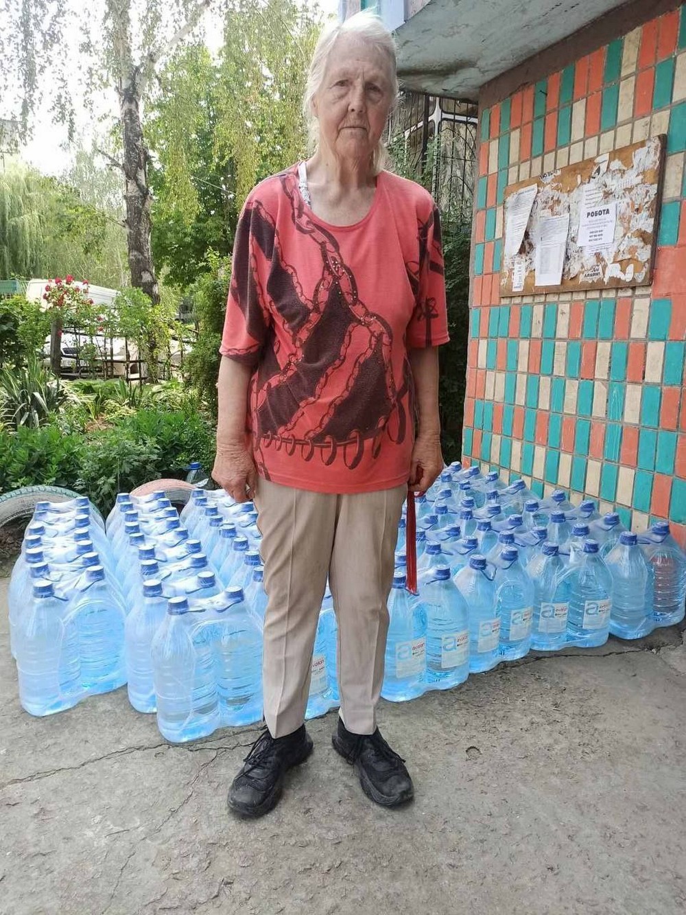 Мешканцям Марганецької громади продовжують роздавати воду благодійники.