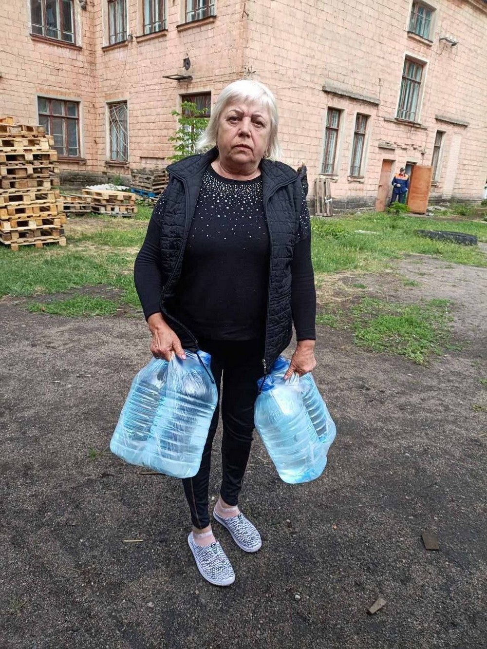 Мешканцям Марганецької громади продовжують роздавати воду благодійники.