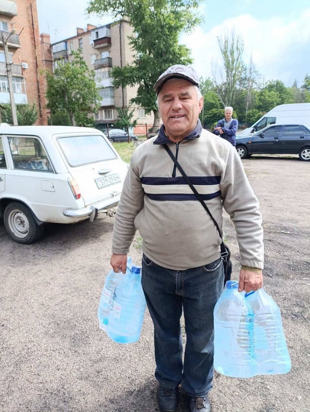 Мешканцям Марганецької громади продовжують роздавати воду благодійники.