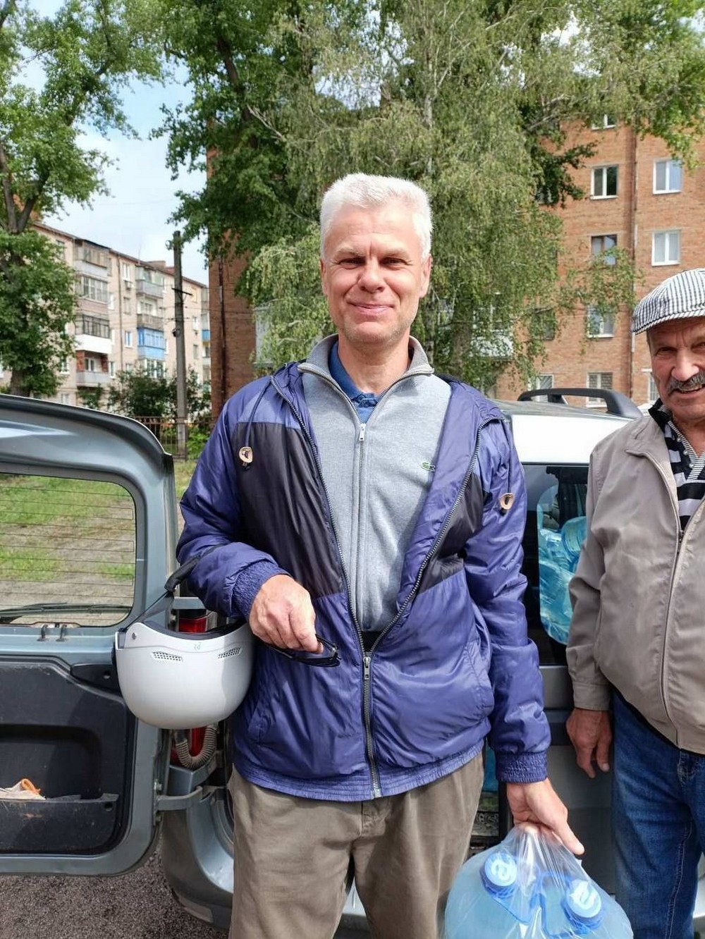 Мешканцям Марганецької громади продовжують роздавати воду благодійники.
