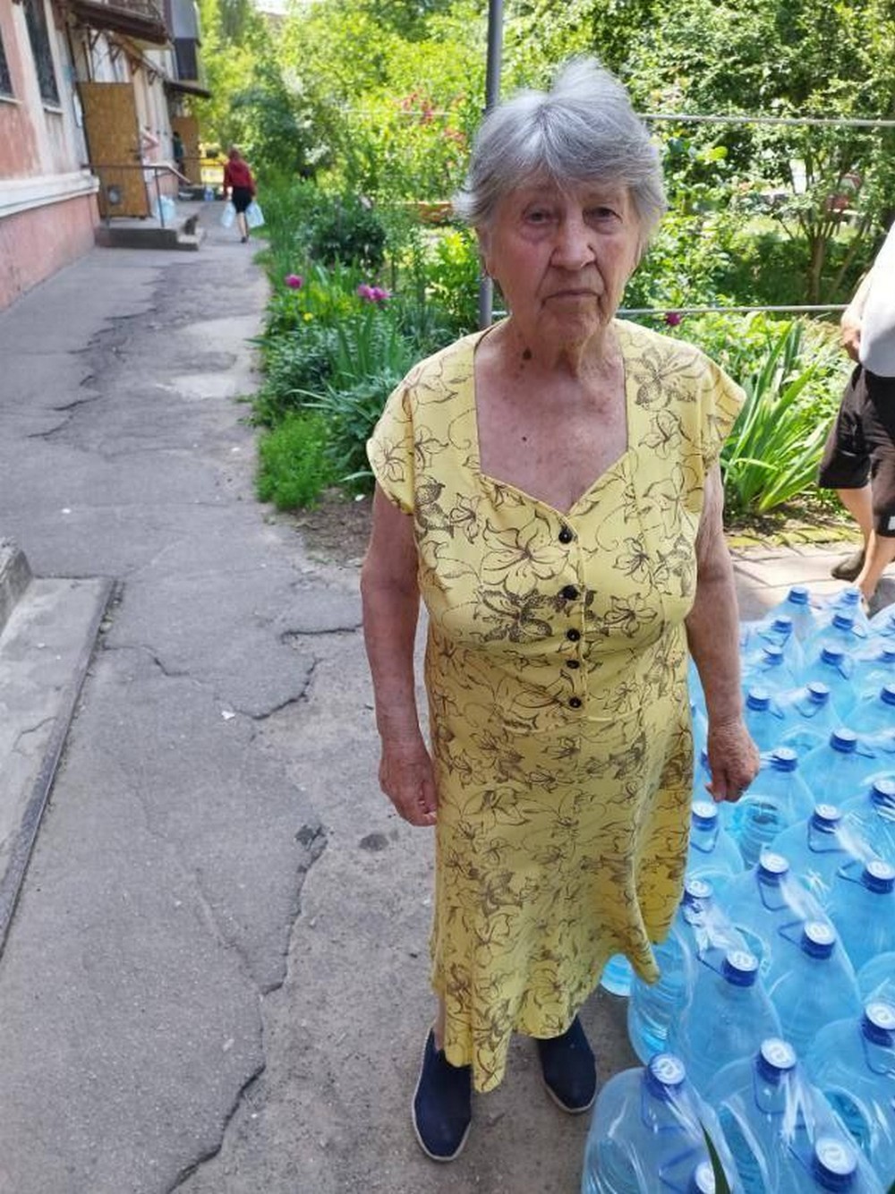 Мешканцям Марганецької громади продовжують роздавати воду благодійники.