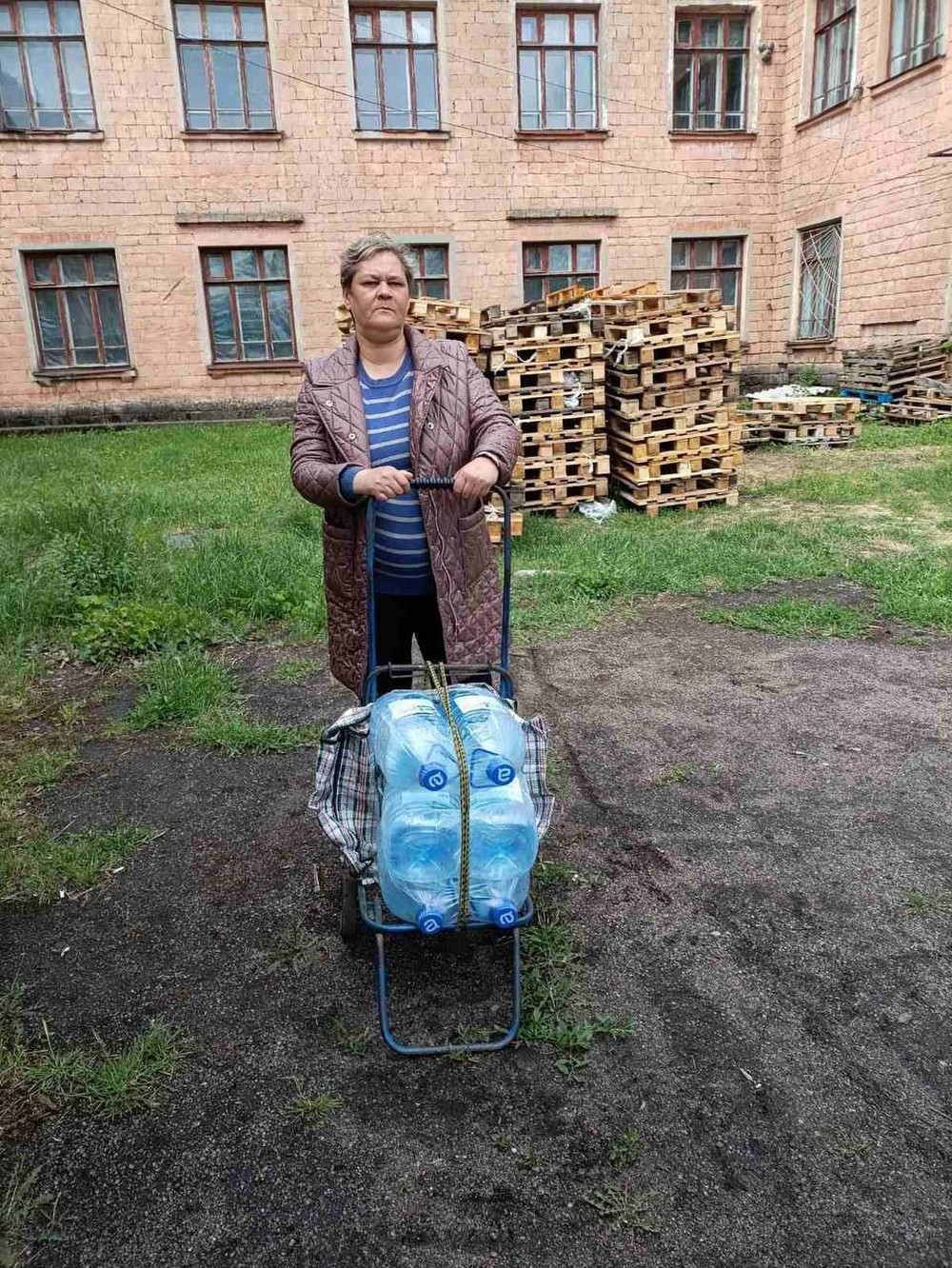 Мешканцям Марганецької громади продовжують роздавати воду благодійники.