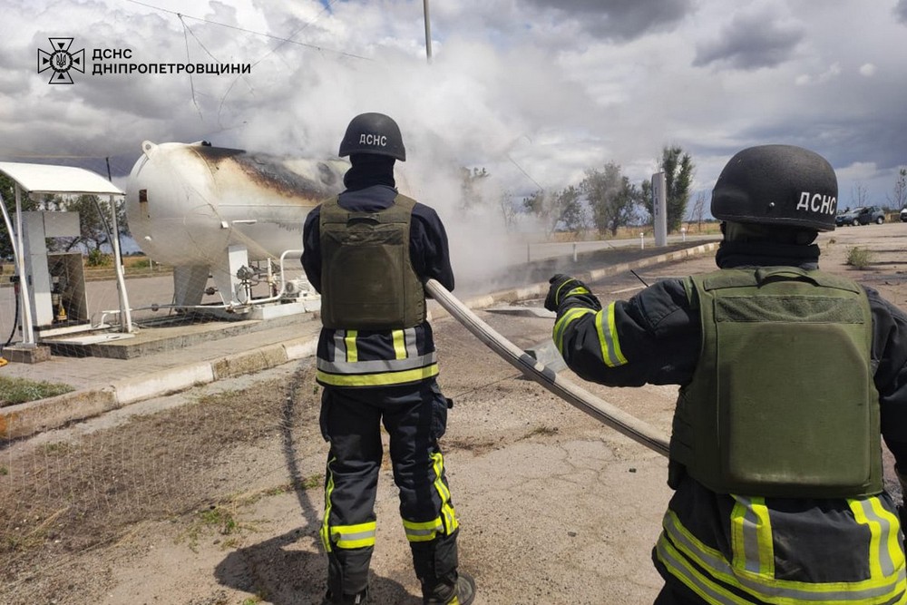 Ворог атакував АЗС у Нікополі 21 червня: сталася пожежа, яку вже ліквідовано.
