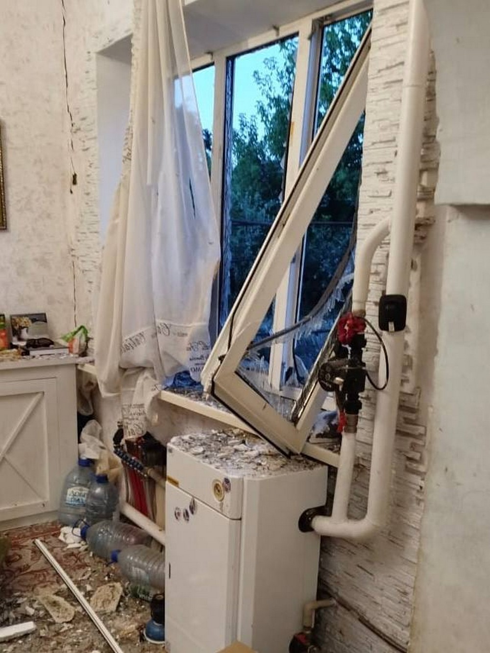 Фото наслідків ворожих атак у Нікополі і районі
