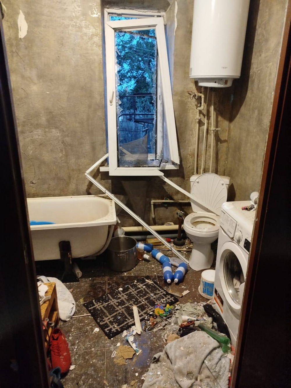 Фото наслідків ворожих атак у Нікополі і районі