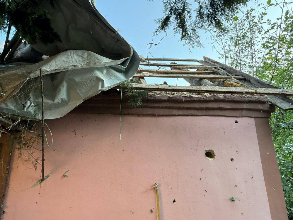 Фото наслідків ворожих атак у Нікополі і районі