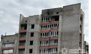 Поранено літню жінку, кафе було охоплено вогнем – майже 60 ударів по Нікополю і району зафіксували у поліції (фото)