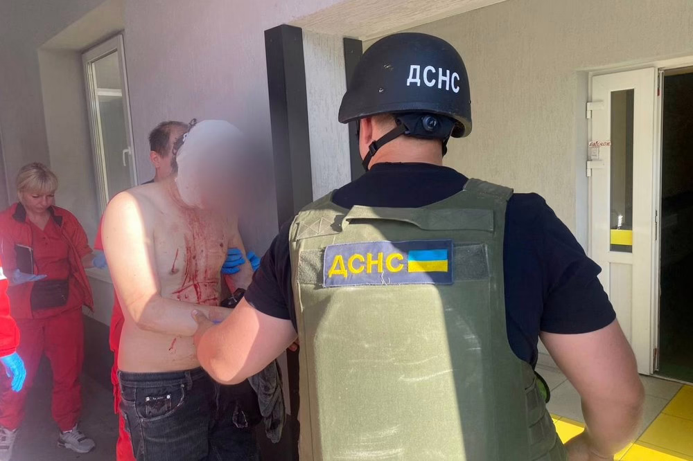 У Нікополі 4 поранених - побито ринок, адмінбудівлю, медзаклад, під обстрілами був і район, в області збивали ракети і БпЛА (фото)