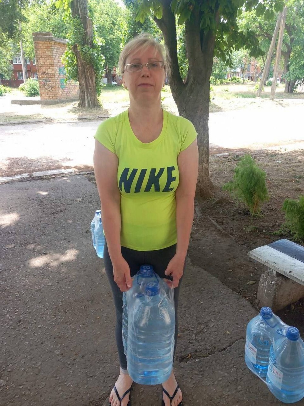 Мешканці Марганця отримали воду від благодійників: фото