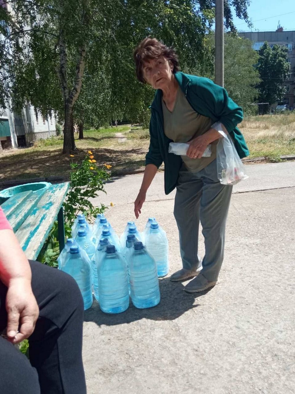 Мешканці Марганця отримали воду від благодійників: фото