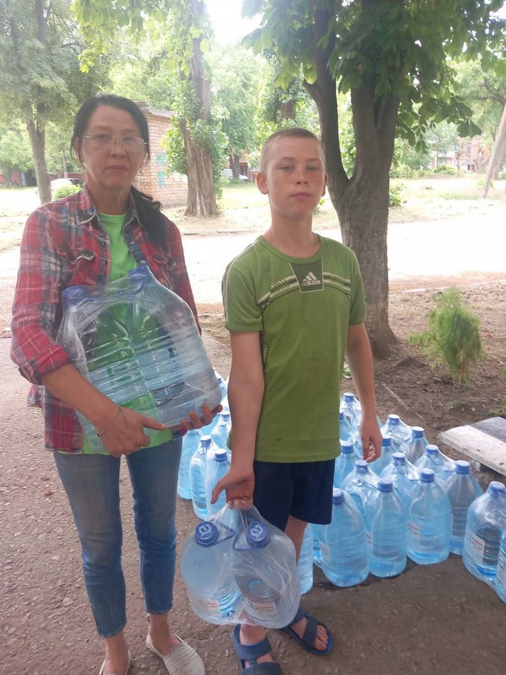 Мешканці Марганця отримали воду від благодійників: фото