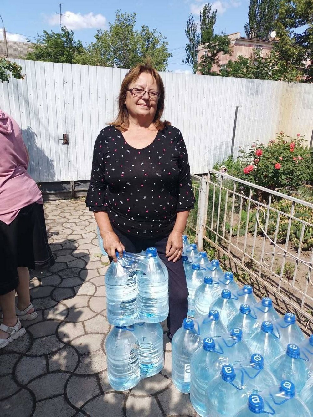 Мешканці Марганця отримали воду від благодійників: фото