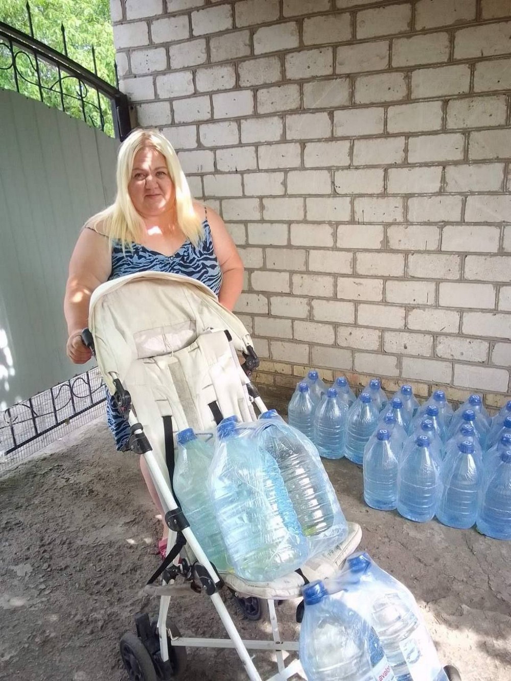 Мешканці Марганця отримали воду від благодійників: фото