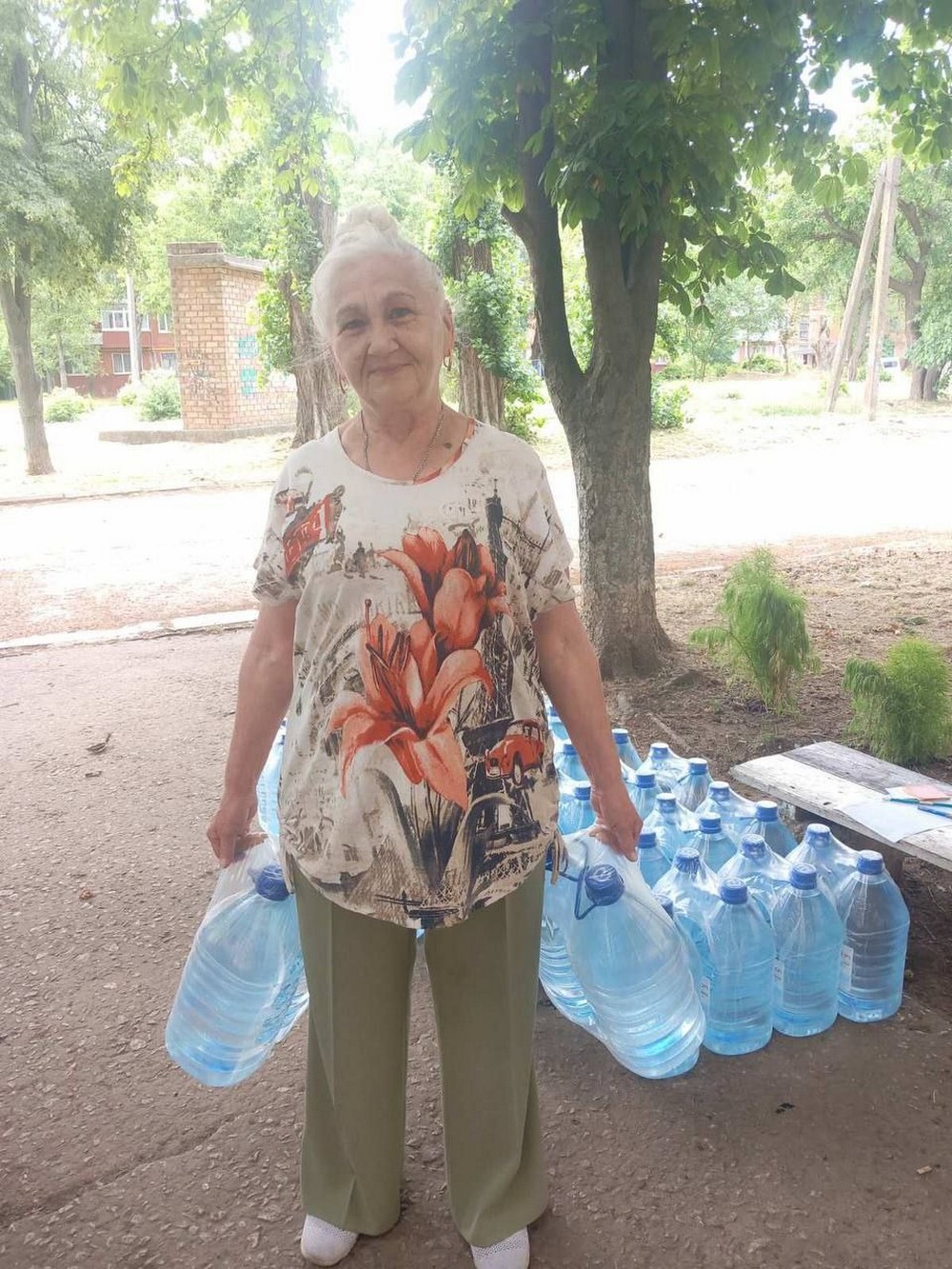 Мешканці Марганця отримали воду від благодійників: фото