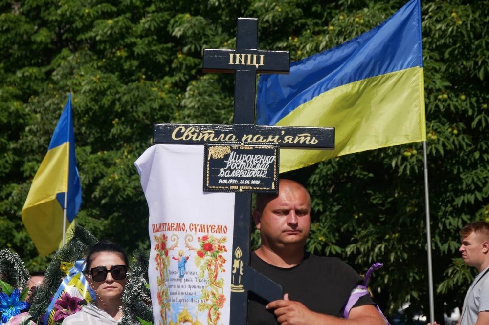Покров сьогодні прощався з полеглим Героєм (фото)