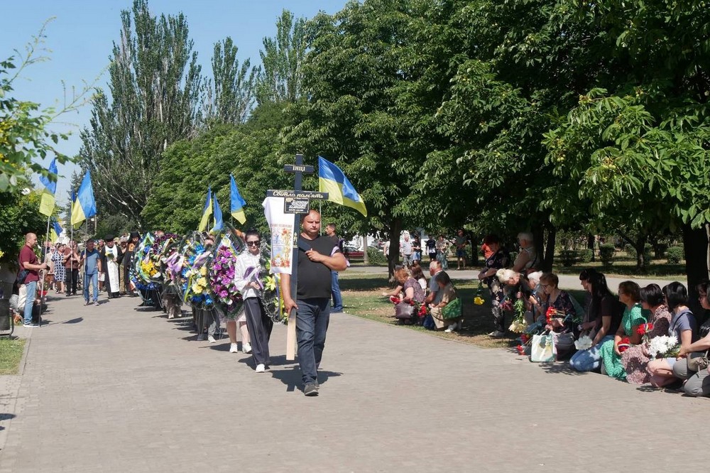 Покров сьогодні прощався з полеглим Героєм (фото)