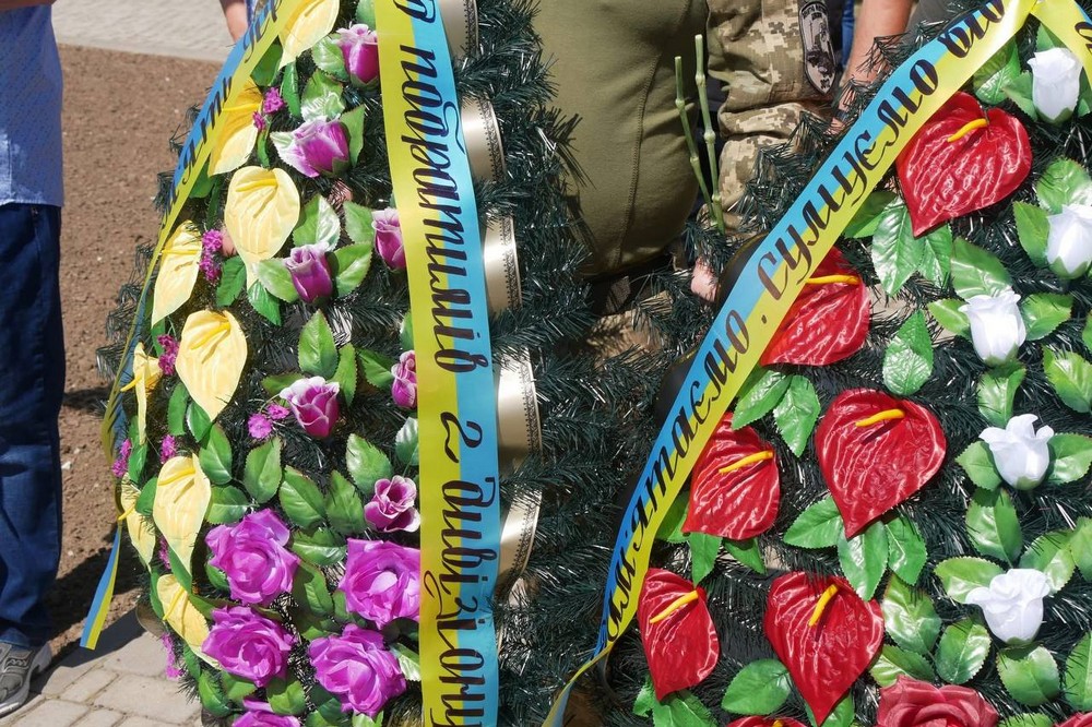 Покров сьогодні прощався з полеглим Героєм (фото)