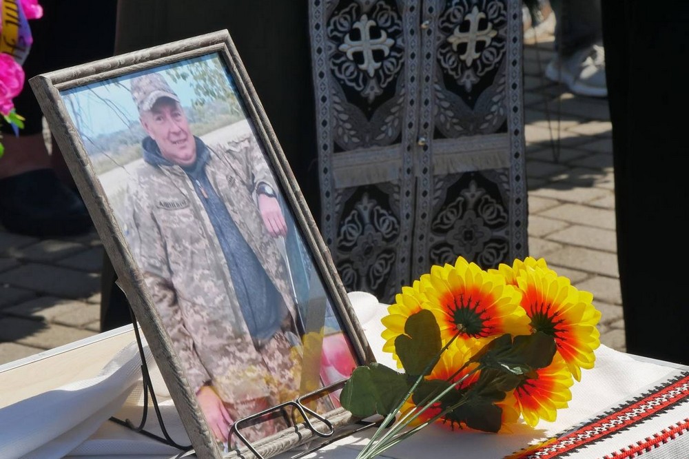 Покров сьогодні прощався з полеглим Героєм (фото)