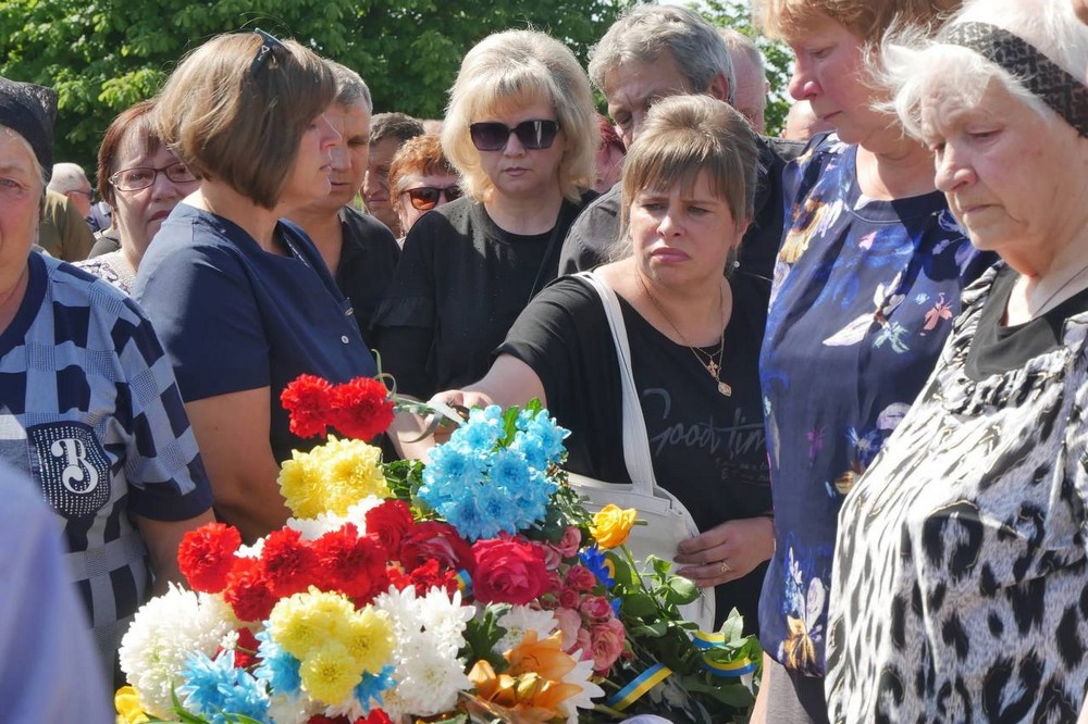 Покров сьогодні прощався з полеглим Героєм (фото)