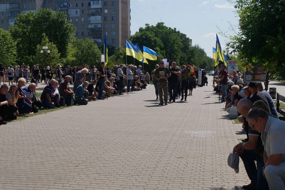 Покров сьогодні прощався з полеглим Героєм (фото)
