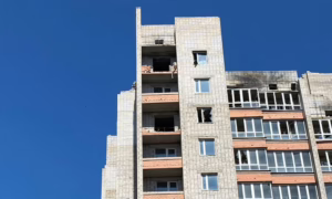 У Нікополі ворог знову бив по 14-поверхіаці, аптеці, автівкам. Атакував Синельниківщину. У Самарі зросла кількість постраждалих від ракетного удару (фото)