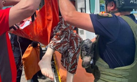 Транспортували поранену жінку до карети «швидкої»: у Нікополі сьогодні волонтери допомагали медикам і рятувальникам (фото) 35 у Нікополі сьогодні волонтери надавали допомогу постраждалим (фото) 4