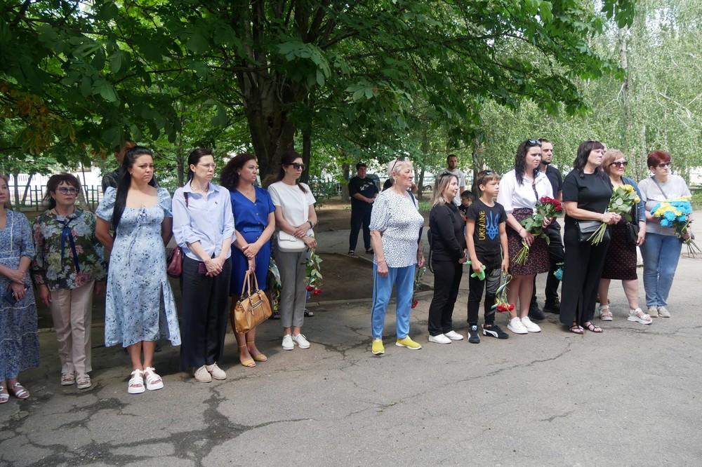 у Покрові сьогодні відкрили меморіальну дошку на честь Артема Рябухи 11