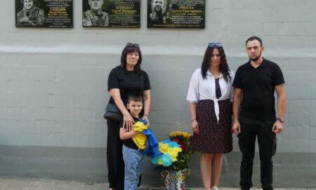 у Покрові сьогодні відкрили меморіальну дошку на честь Артема Рябухи 3