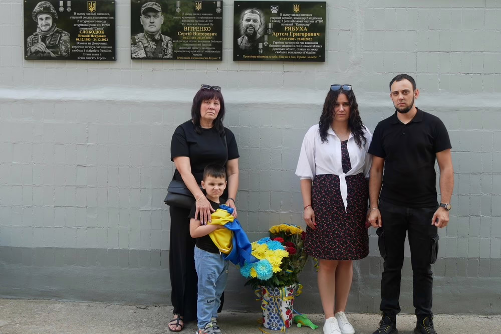 у Покрові сьогодні відкрили меморіальну дошку на честь Артема Рябухи 3
