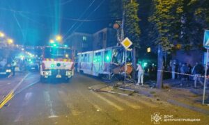 У Кривому Розі трамвай з пасажирами зійшов з рейок і врізався в дерево