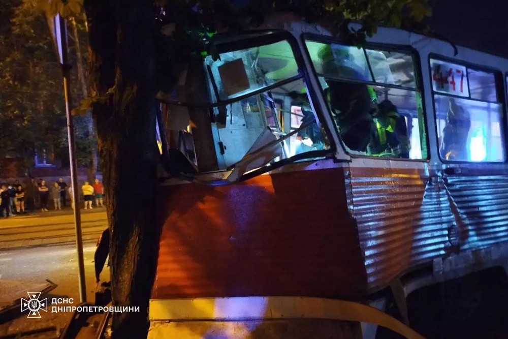 У Кривому Розі трамвай з пасажирами зійшов з рейок і врізався в дерево