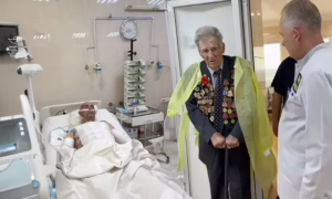 «Дякую, батьку, на жаль, я не можу Вас побачити»: 99-річний ветеран відвідав пораненого воїна у Дніпрі (відео)