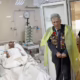 «Дякую, батьку, на жаль, я не можу Вас побачити»: 99-річний ветеран відвідав пораненого воїна у Дніпрі (відео)