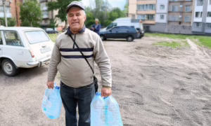 Мешканцям Марганецької громади продовжують роздавати воду благодійники.