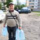 Мешканцям Марганецької громади продовжують роздавати воду благодійники.